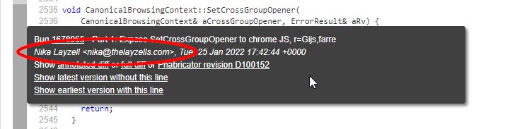 （Searchfoxでメソッドの実装箇所を開いて、左のグレーの部分にポインターを載せたときのスクリーンショット。当該箇所が導入されたコミットの詳細な情報が表示され、変更を行ったユーザーの名前が「Nika Layzell」と示されている。）